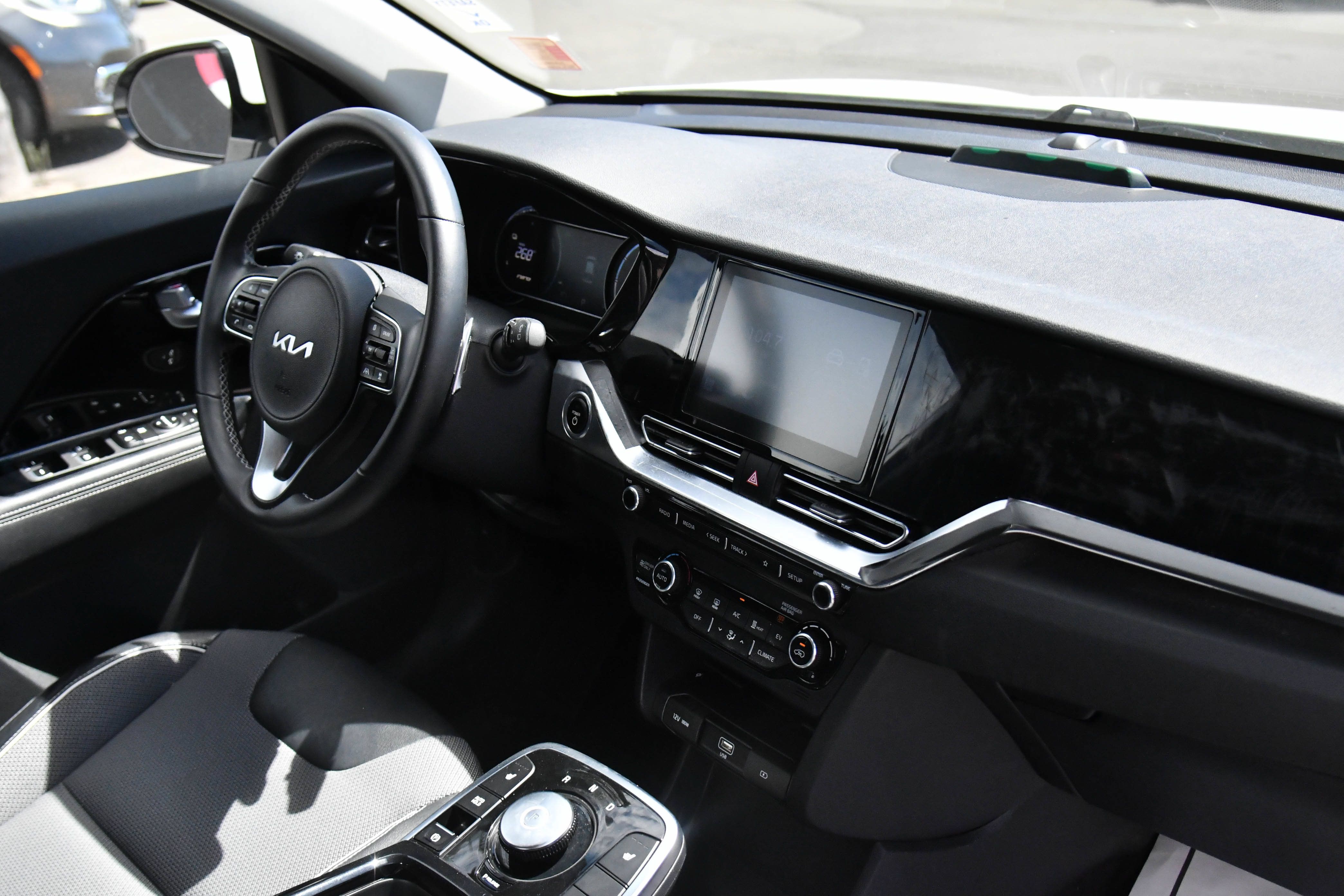 Used 2022 Kia Niro EX FWD image 44