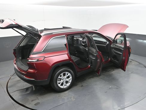 Used 2023 Jeep Grand Cherokee Limited AWD/4WD image 46