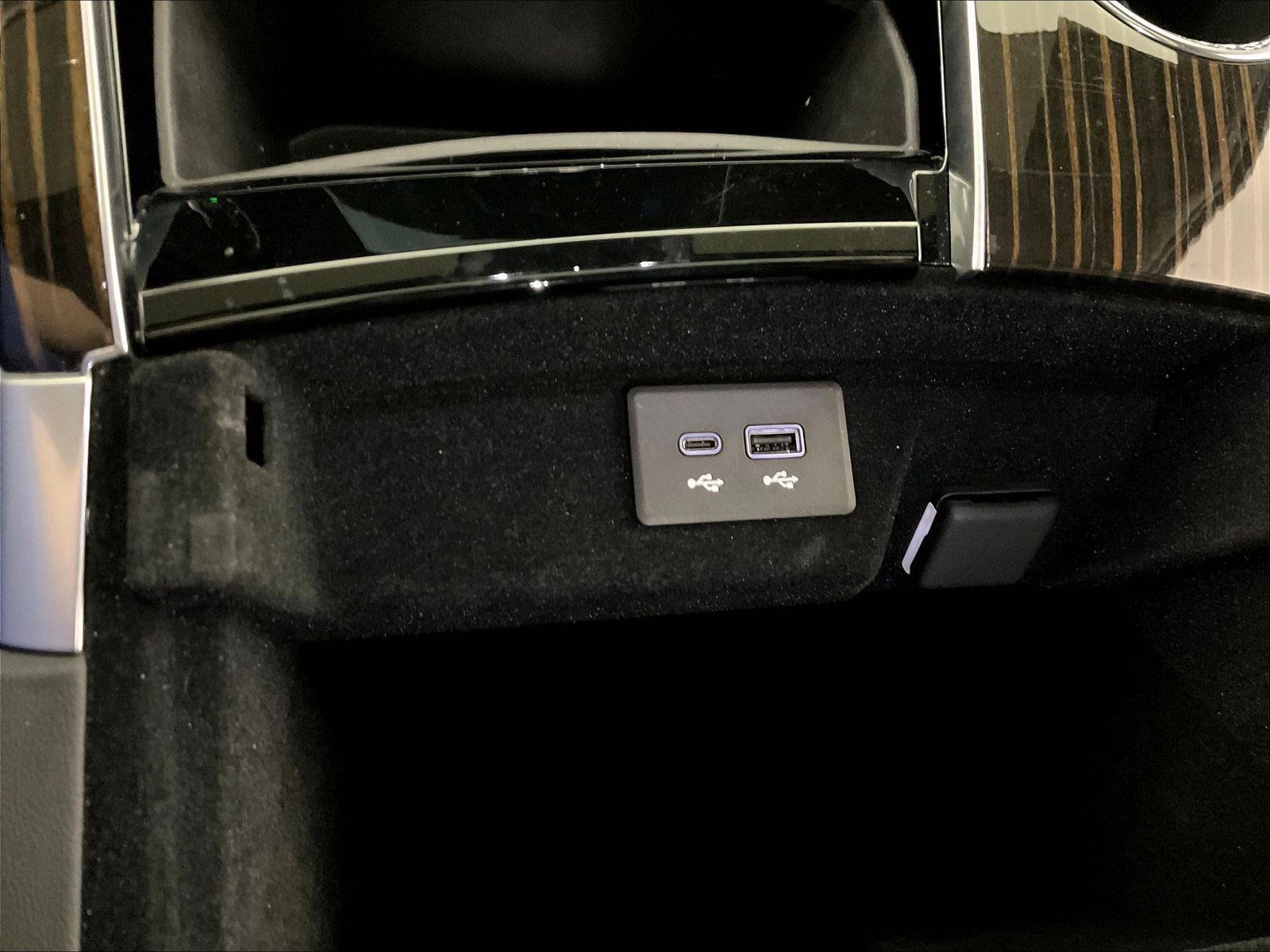Used 2025 Cadillac Escalade Premium Luxury w/ LPO, Floor Liner Package AWD/4WD image 16