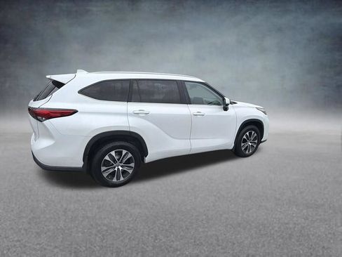 Used 2023 Toyota Highlander XLE AWD/4WD image 7