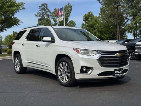 Used 2021 Chevrolet Traverse Premier FWD image 2