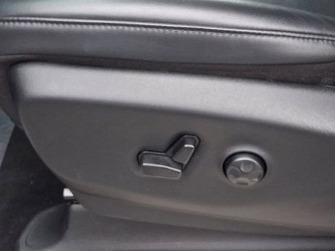 Used 2023 Chrysler Pacifica Touring-L image 13