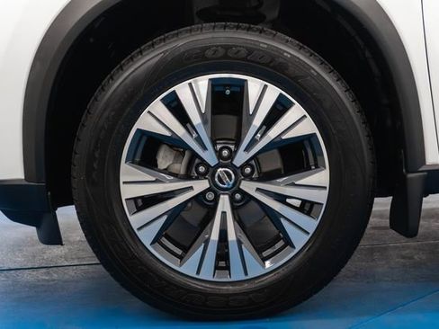 Used 2021 Nissan Rogue SV FWD image 2