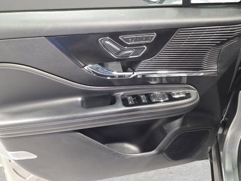 Used 2022 Lincoln Corsair Standard w/ Premium Package image 8