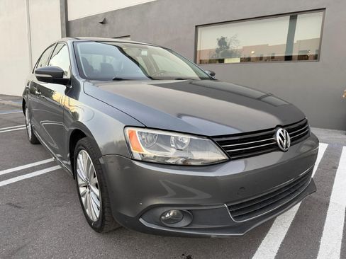 Used 2011 Volkswagen Jetta SEL image 3
