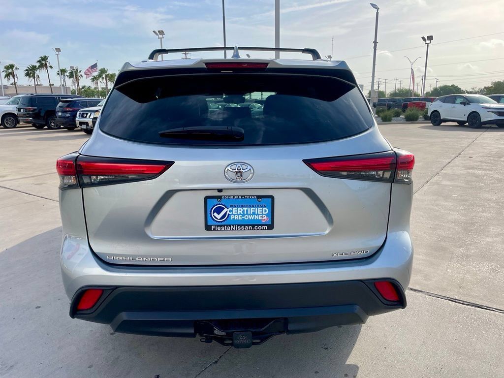 Used 2021 Toyota Highlander XLE AWD/4WD image 6