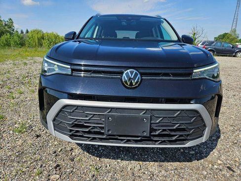 Used 2025 Volkswagen Taos SE AWD/4WD image 2