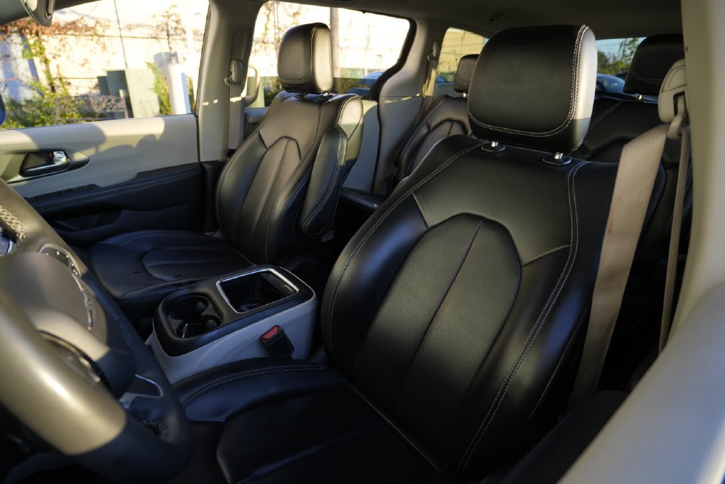 Used 2023 Chrysler Pacifica Touring-L FWD image 22
