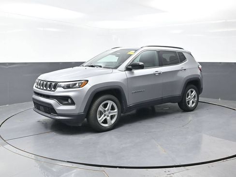 Used 2024 Jeep Compass Latitude AWD/4WD image 8