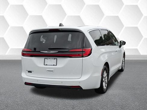 Certified 2025 Chrysler Pacifica Select FWD image 3