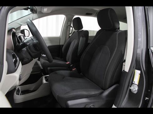 Used 2023 Chrysler Voyager LX FWD image 5