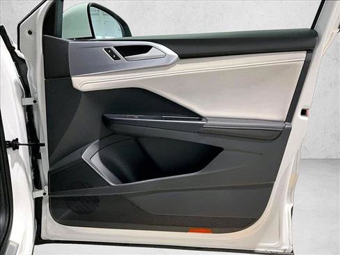 Used 2025 Volkswagen Taos SE FWD image 19