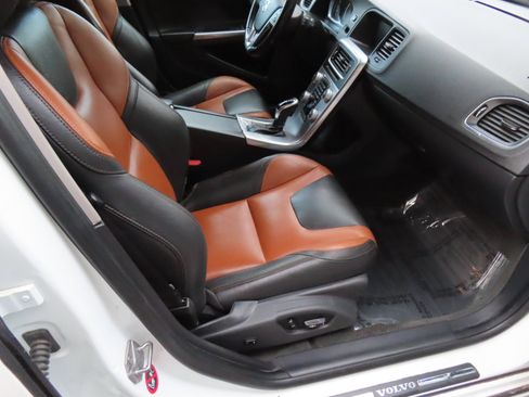 Used 2018 Volvo V60 T5 Cross Country w/ Convenience Package image 20