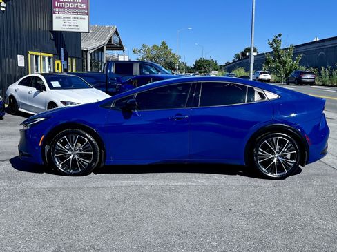 Used 2024 Toyota Prius XLE FWD image 9