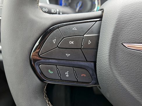 Used 2025 Chrysler Pacifica Limited FWD image 13