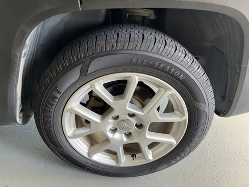Used 2020 Jeep Renegade Latitude FWD image 9