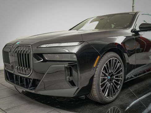 New 2026 BMW 740i xDrive w/ Executive Package image 19