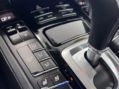Used 2018 Porsche Cayenne Platinum Edition image 32