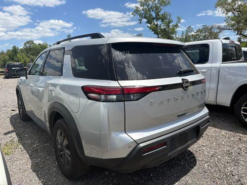 Used 2024 Nissan Pathfinder SV image 8