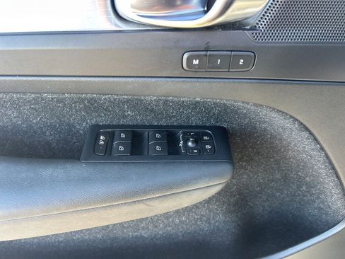 Used 2019 Volvo XC40 T5 Momentum image 5