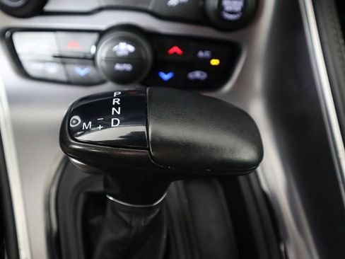 Used 2019 Dodge Challenger SXT image 34