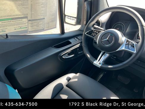 Used 2025 Mercedes-Benz Sprinter 2500 image 11