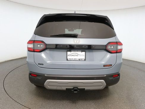 Used 2025 Honda Pilot TrailSport image 5