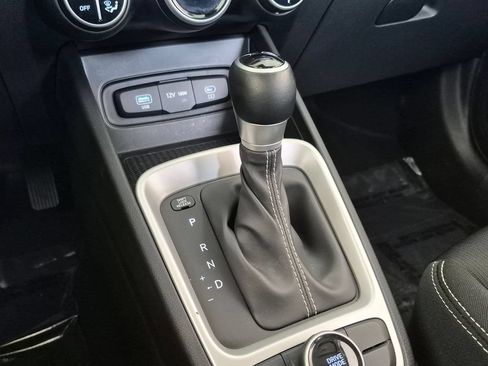 Used 2025 Hyundai Venue SEL FWD image 16