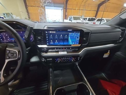 Used 2025 Chevrolet Silverado 2500 LT w/ Convenience Package image 6