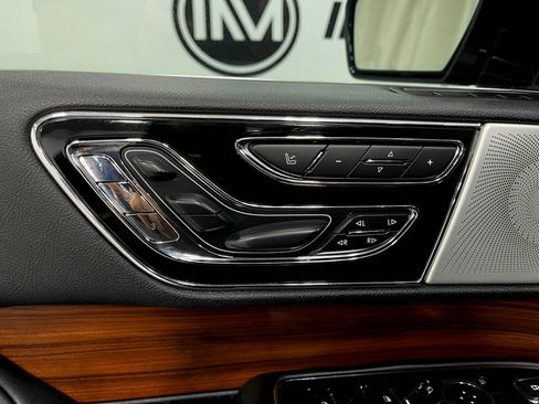 Used 2019 Lincoln Navigator Reserve AWD/4WD image 17