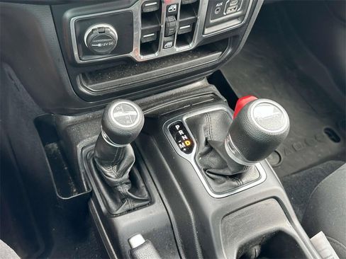 Used 2022 Jeep Gladiator Willys image 31