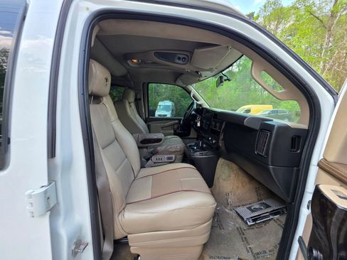 Used 2018 GMC Savana 2500 Extended w/ Enhanced Convenience Package image 35
