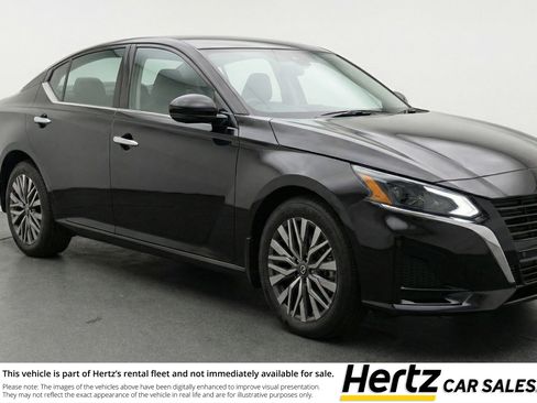 Used 2025 Nissan Altima 2.5 SV image 1