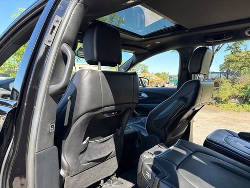 Used 2025 Chrysler Pacifica Limited FWD image 22