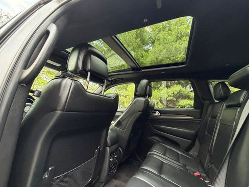 Used 2018 Jeep Grand Cherokee Overland AWD/4WD image 10