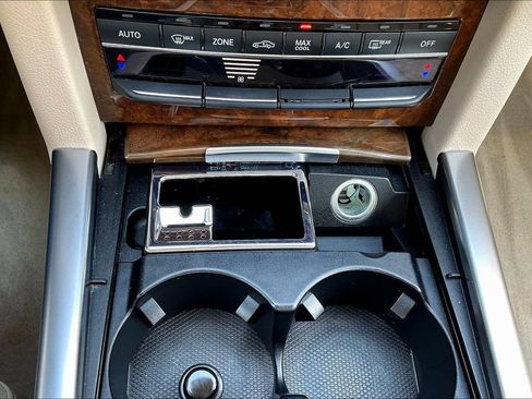 Used 2014 Mercedes-Benz E 550 4MATIC Sedan image 16