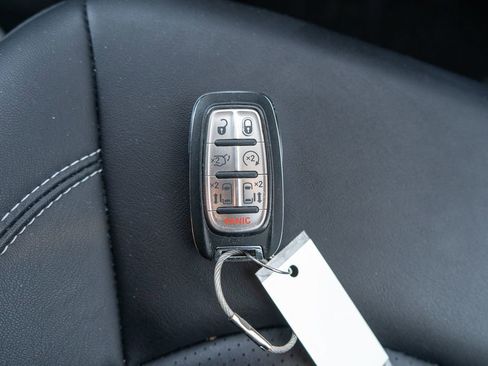 Used 2024 Chrysler Pacifica Select image 32