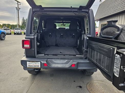 Used 2020 Jeep Wrangler Unlimited Sahara w/ Uconnect 4C Nav & Sound Group AWD/4WD image 18