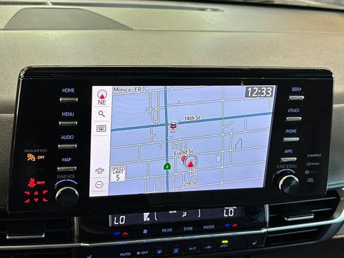 Used 2022 Toyota Sienna XLE w/ XLE Plus Package FWD image 21