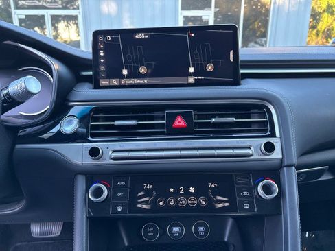 Used 2025 Genesis G70 2.5T image 16