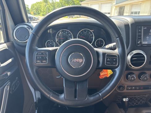 Used 2017 Jeep Wrangler Unlimited Sahara w/ Connectivity Group AWD/4WD image 25