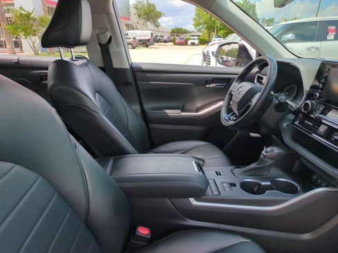 Used 2021 Toyota Highlander XLE FWD image 22
