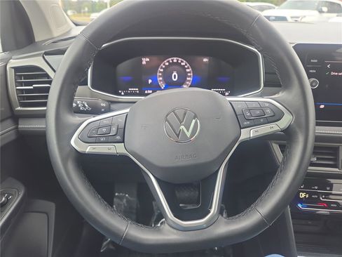 Certified 2025 Volkswagen Taos SE image 19
