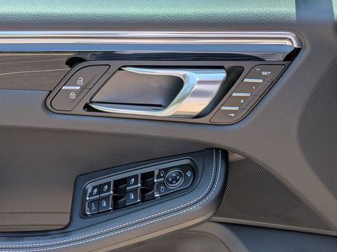 Certified 2025 Porsche Macan Turbo AWD/4WD image 23