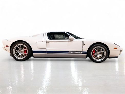 Used 2005 Ford GT RWD image 9
