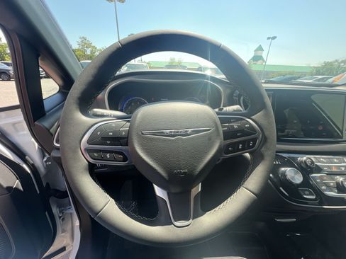 Used 2025 Chrysler Pacifica Select FWD image 24