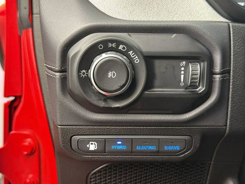 Used 2025 Jeep Wrangler Unlimited Sahara image 30