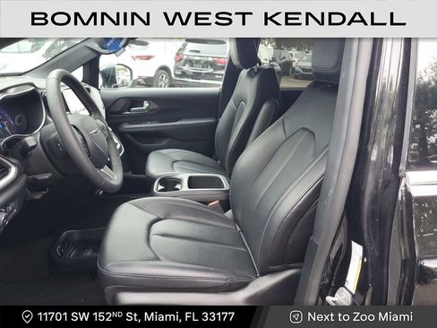 Used 2025 Chrysler Pacifica Select image 24