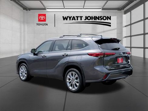 Used 2022 Toyota Highlander Limited AWD/4WD image 3