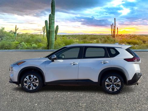 Used 2022 Nissan Rogue SV image 3